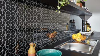 Einbauküche WERT KÜCHE® aus Holz in Hellgrau WERT KÜCHE® Nora mit AEG Einbaugeräten Kristallgrau & Onyxschwarz - zweiteilig