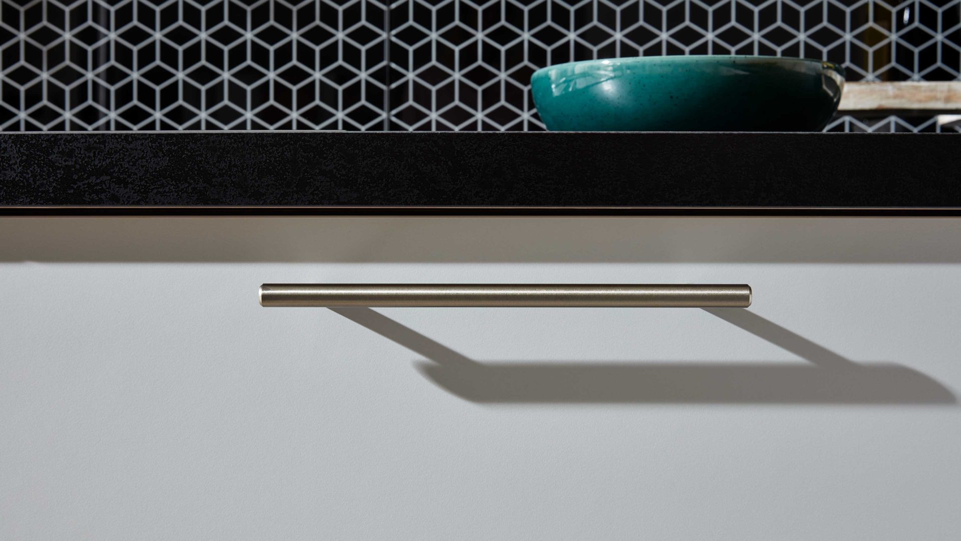 Einbauküche WERT KÜCHE® aus Holz in Hellgrau WERT KÜCHE® Nora mit AEG Einbaugeräten Kristallgrau & Onyxschwarz - zweiteilig