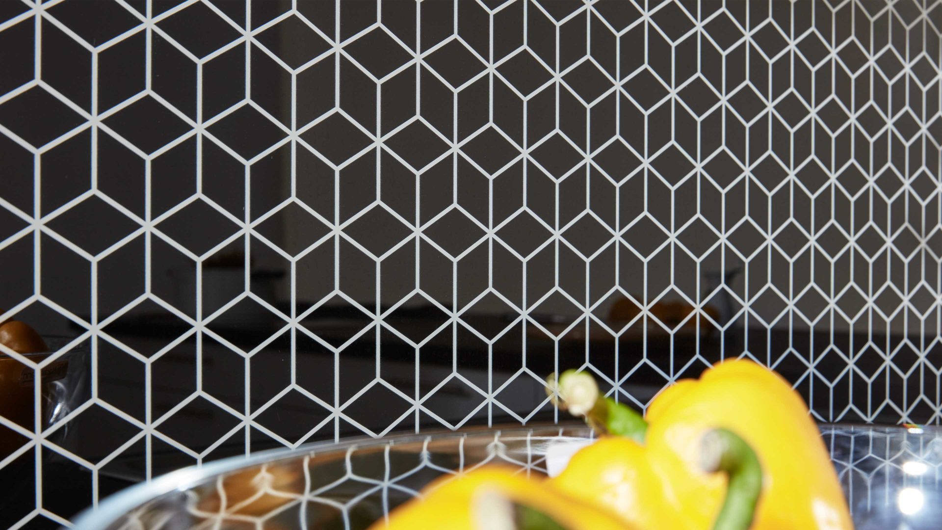 Einbauküche WERT KÜCHE® aus Holz in Hellgrau WERT KÜCHE® Nora mit AEG Einbaugeräten Kristallgrau & Onyxschwarz - zweiteilig