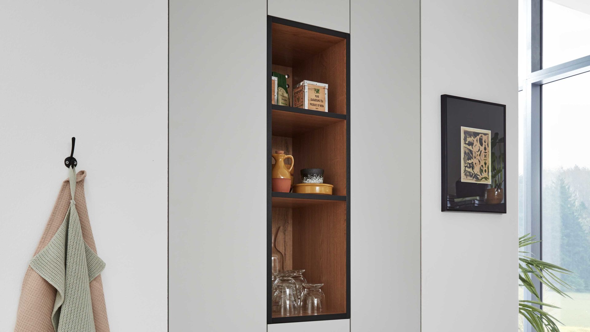 Einbauküche WERT KÜCHE® aus Holz in Hellgrau WERT KÜCHE® Nora mit AEG Einbaugeräten Kristallgrau & Onyxschwarz - zweizeilig