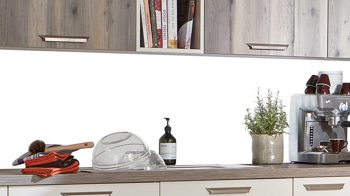 Einbauküche WERT KÜCHE® aus Holz in Beige WERT KÜCHE® Nora mit AEG Einbaugeräten Muschelweiß & Virginia Eiche – zweizeilig