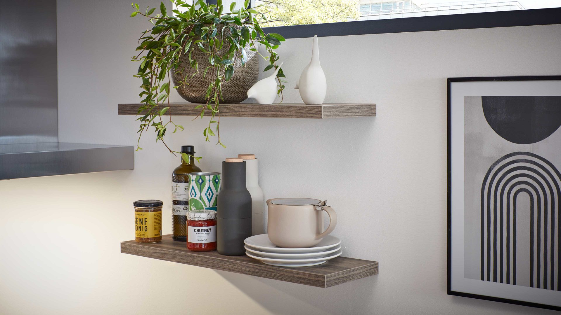 Einbauküche WERT KÜCHE® aus Holz in Beige WERT KÜCHE® Nora mit AEG Einbaugeräten Muschelweiß & Virginia Eiche – zweizeilig