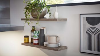 Einbauküche WERT KÜCHE® aus Holz in Beige WERT KÜCHE® Nora mit AEG Einbaugeräten Muschelweiß & Virginia Eiche – zweizeilig