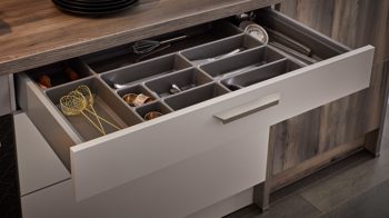 Einbauküche WERT KÜCHE® aus Holz in Beige WERT KÜCHE® Nora mit AEG Einbaugeräten Muschelweiß & Virginia Eiche – zweizeilig