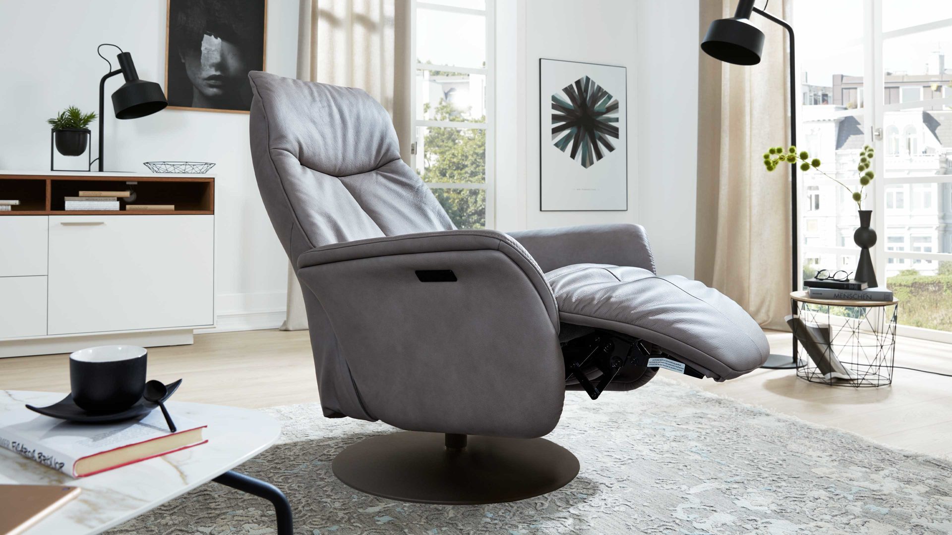 Relaxsessel Interliving aus Leder in Grau Interliving Sessel Serie 4550 - Sessel zwei Motoren & Aufstehhilfe - titanfarbenes LongLife-Leder & anthrazitfarbener Tellerfuß