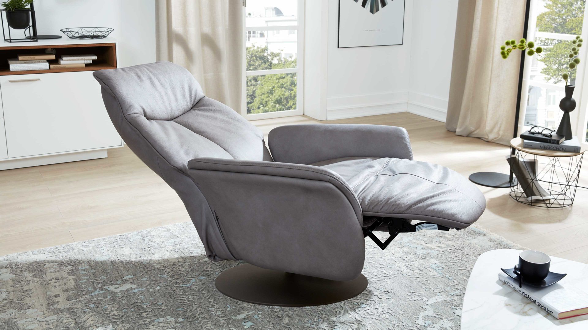 Relaxsessel Interliving aus Leder in Grau Interliving Sessel Serie 4550 - Sessel 37O44 manuelle Funktionen - titanfarbenes LongLife-Leder & anthrazitfarbener Tellerfuß