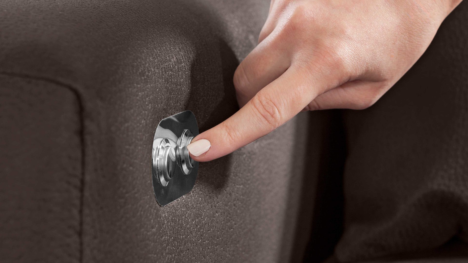 Ecksofa KAWOO aus Stoff in Dunkelbraun KAWOO Ecksofa Merlin mit Nosagunterfederung brauner Bezug Hero 15 & silberfarbene Holzfüße – Stellfläche ca. 262 x 200 cm