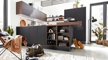 Einbauküche Interliving aus Holz in Schwarz Interliving Küche Serie 3039 mit AEG-Einbaugeräten Mattschwarz & Nussbaum Kuba – Stellfläche ca. 275 x 305 cm