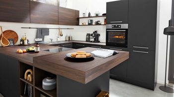 Einbauküche Interliving aus Holz in Schwarz Interliving Küche Serie 3039 mit AEG-Einbaugeräten Mattschwarz & Nussbaum Kuba – Stellfläche ca. 275 x 305 cm