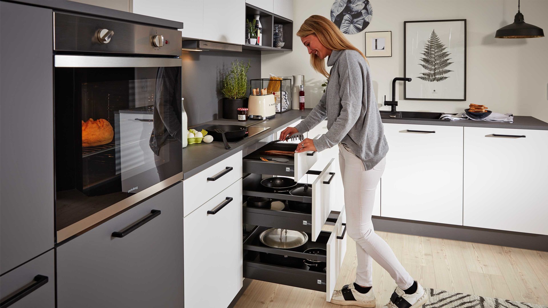 Einbauküche Interliving aus Holz in Weiß Interliving Küche Serie 3032 mit gorenje Einbaugeräten Weiß & Quarzgrau - Stellfläche ca. 395 x 245 cm