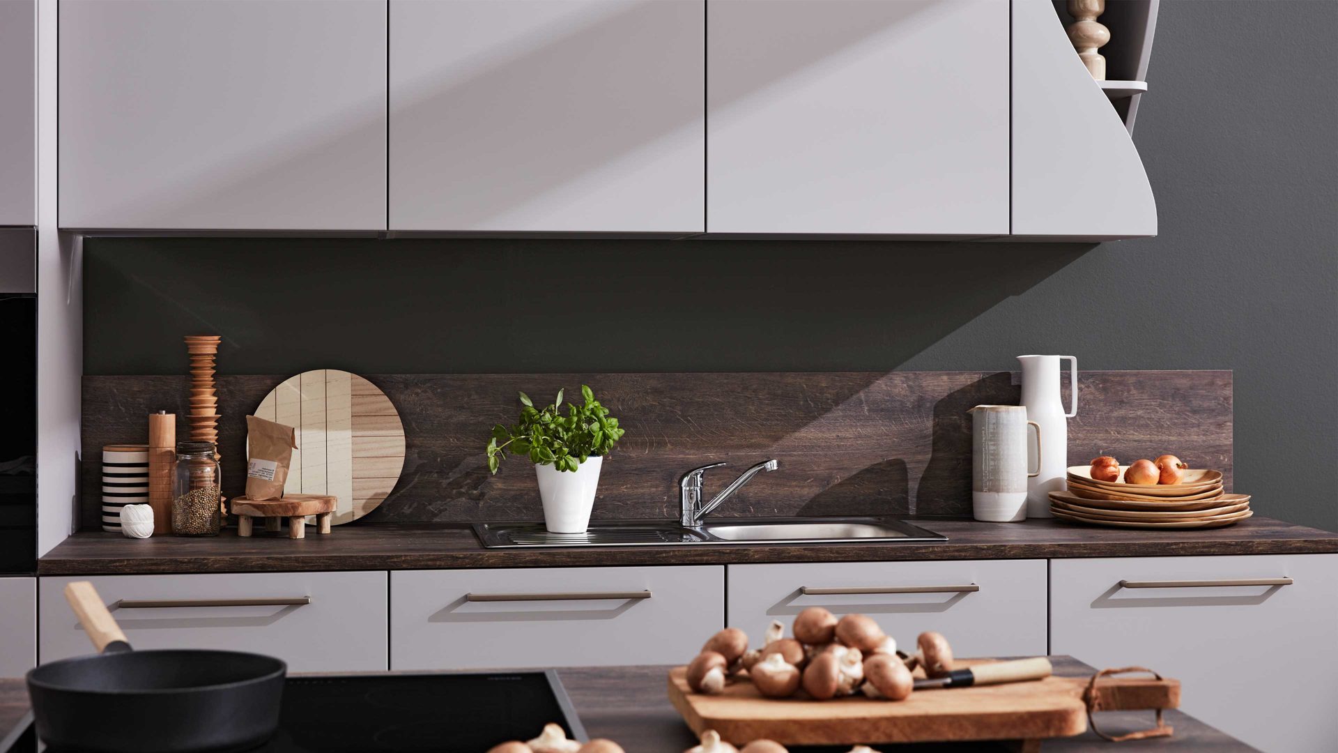 Einbauküche Interliving aus Holz in Grau Interliving Küche Serie 3028 mit Miele-Einbaugeräten Platingrau & Castell Eiche - zweizeilig