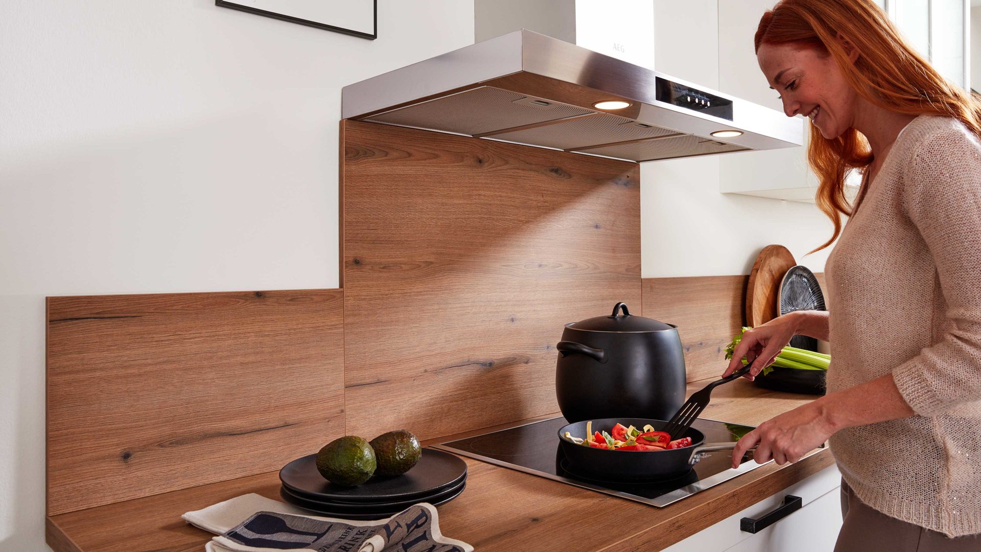 Einbauküche Interliving aus Holz in Weiß Interliving Küche Serie 3029 mit AEG-Einbaugeräten Mattweiß, Quarzgrau & Vulkaneiche - zweizeilig