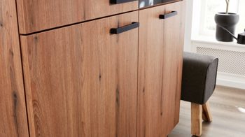 Einbauküche Interliving aus Holz in Weiß Interliving Küche Serie 3029 mit AEG-Einbaugeräten Mattweiß, Quarzgrau & Vulkaneiche - zweizeilig