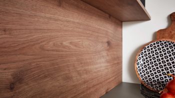 Einbauküche Interliving aus Holz in Grau Interliving Küche Serie 3030 mit SIEMENS Einbaugeräten Quarzgrau & Steineiche - dreizeilig