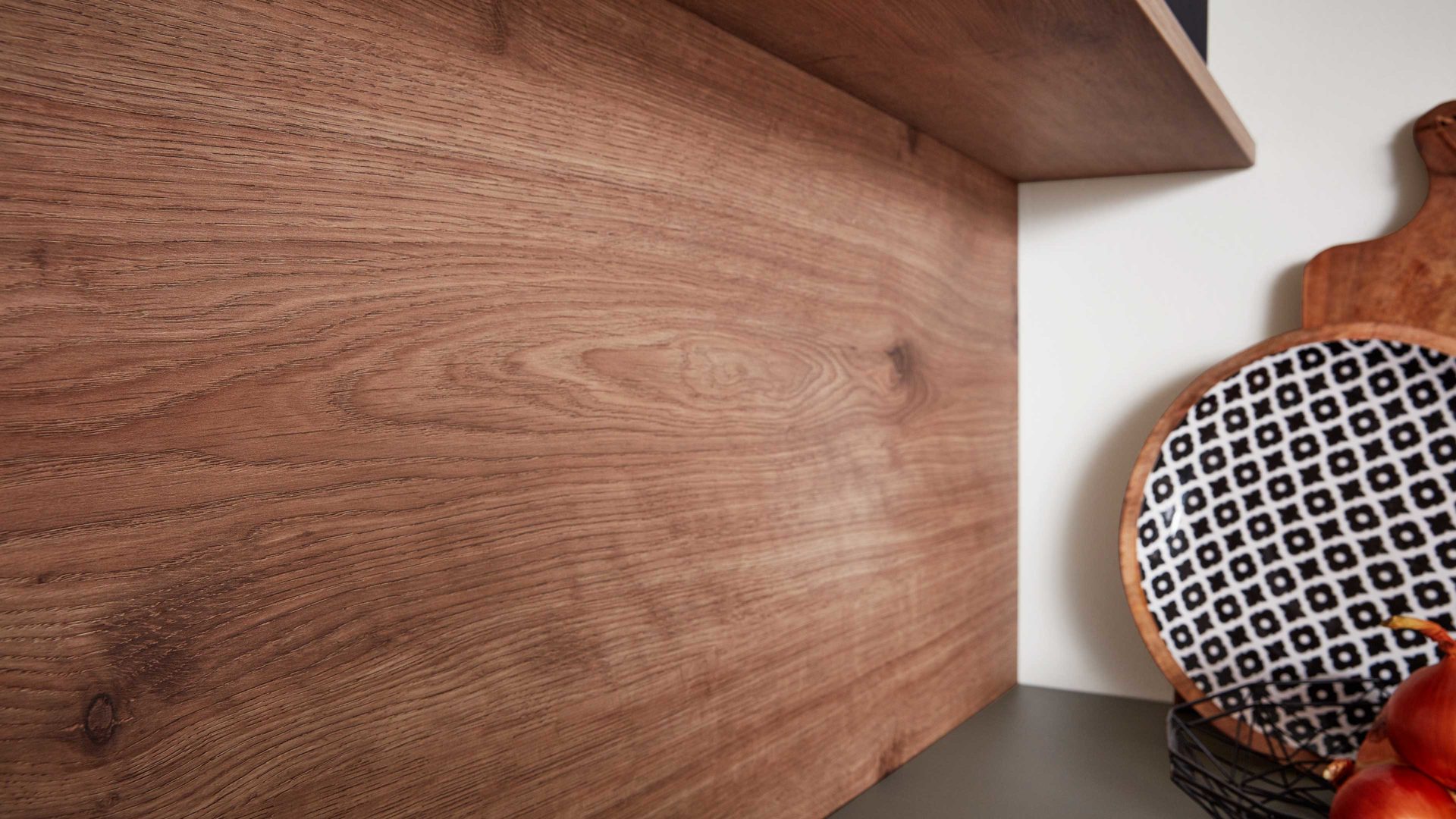 Einbauküche Interliving aus Holz in Grau Interliving Küche Serie 3030 mit SIEMENS Einbaugeräten Quarzgrau & Steineiche - dreizeilig