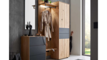 Garderobenschrank Hartmann aus Holz in Holzfarben hartmann Garderobenprogramm Runa - Stauraumschrank Kerneiche & anthrazitfarbenes Metall - eine Tür, rechts