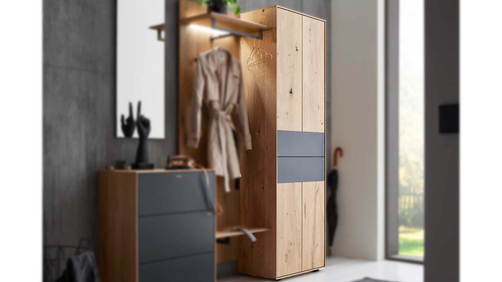 Garderobenschrank Hartmann aus Holz in Holzfarben hartmann Garderobenprogramm Runa - Stauraumschrank Kerneiche & anthrazitfarbenes Metall - eine Tür, rechts