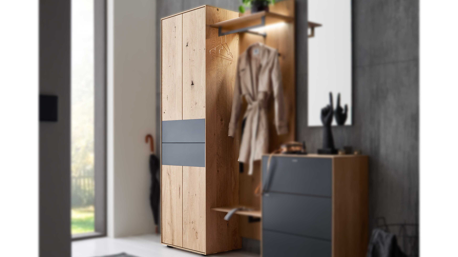 Garderobenschrank Hartmann aus Holz in Holzfarben hartmann Garderobenprogramm Runa - Stauraumschrank Kerneiche & anthrazitfarbenes Metall - eine Tür, links