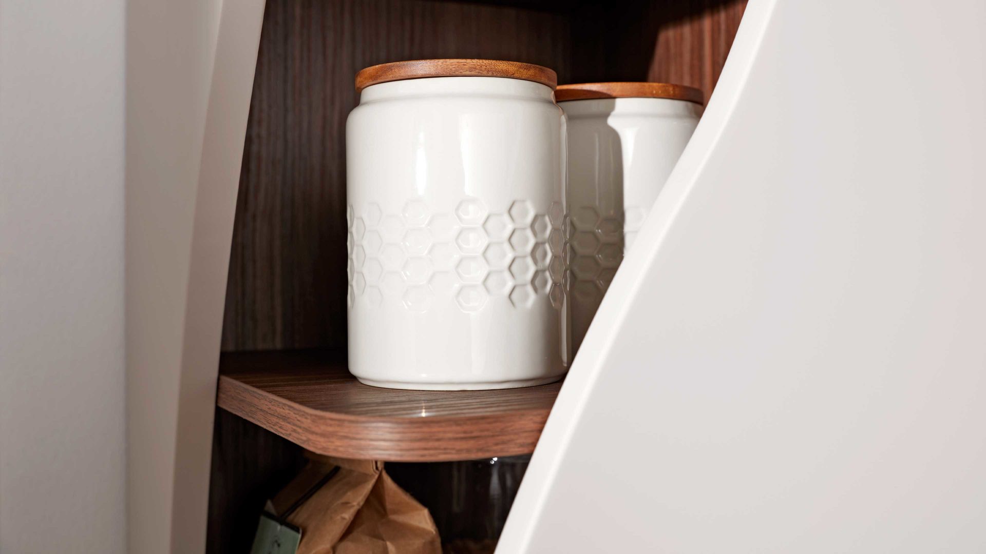 Einbauküche Interliving aus Holz in Beige Interliving Küche Serie 3005 mit privileg Einbaugeräten Sahara & Nussbaum – Stellfläche ca. 242 x 335 cm