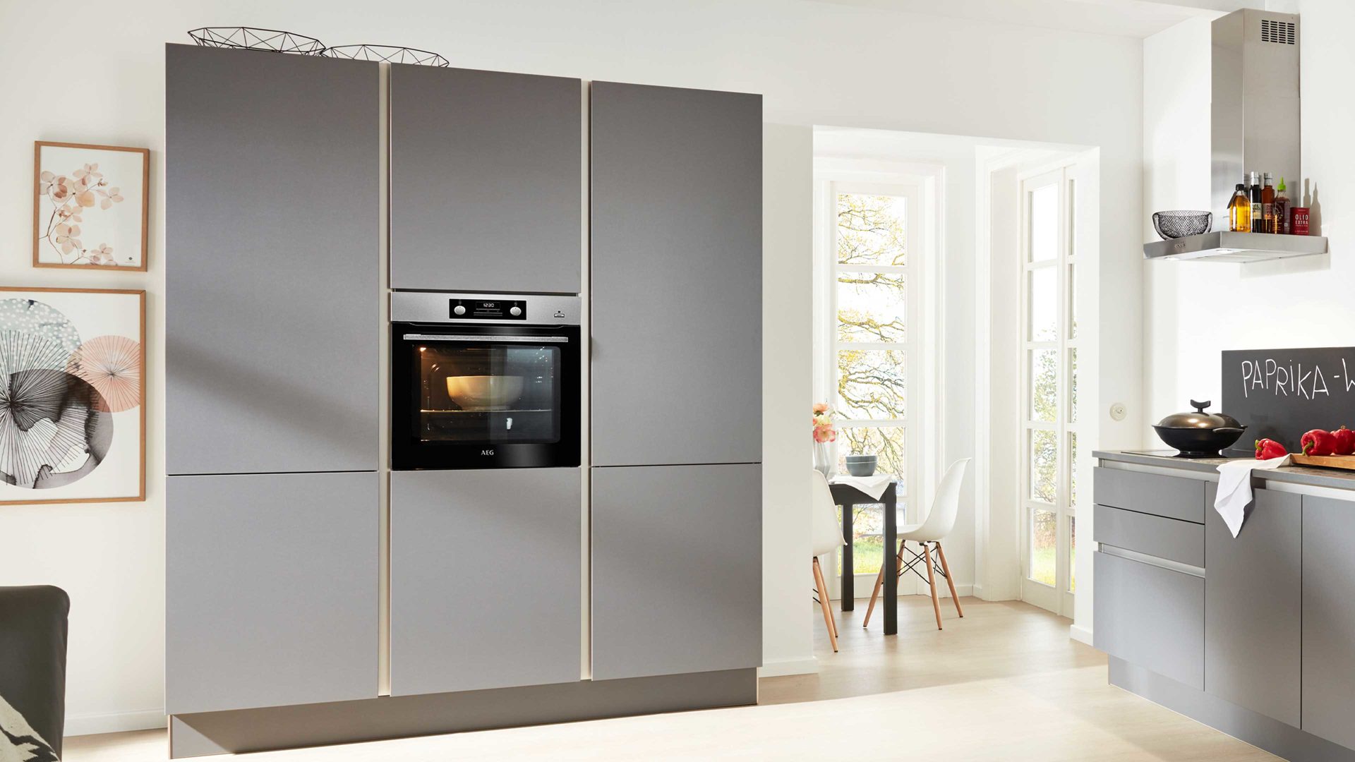 Einbauküche Interliving aus Holz in Grau Interliving Küche Serie 3017 mit AEG Einbaugeräten Quarzgrau & Quarzgrau Metallic – zweizeilig