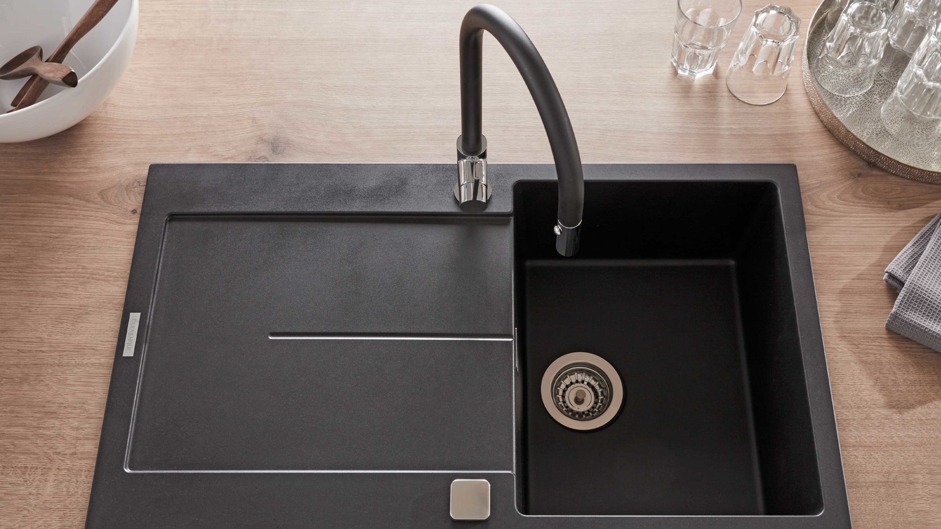 Einbauküche Interliving aus Holz in Weiß Interliving Küche Serie 3002 mit SIEMENS Einbaugeräten Weiß & Steineiche - zweizeilig