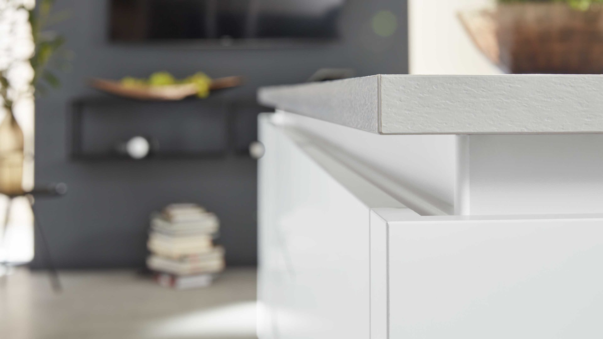 Einbauküche Interliving aus Holz in Weiß Interliving Küche Serie 3013 mit AEG Einbaugeräten Arcticweiß & Eiche Pinot – zweizeilig