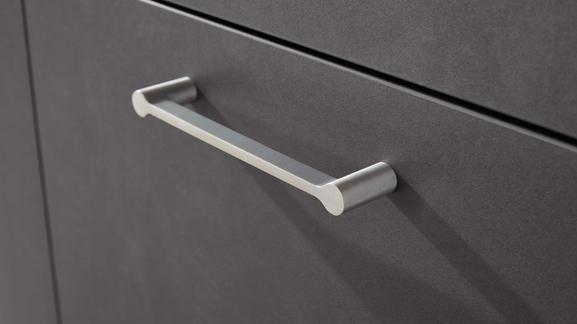 Einbauküche Interliving aus Holz in Grau Interliving Küche Serie 3019 mit AEG Einbaugeräten Weiß & Stahlgrau – zweizeilig