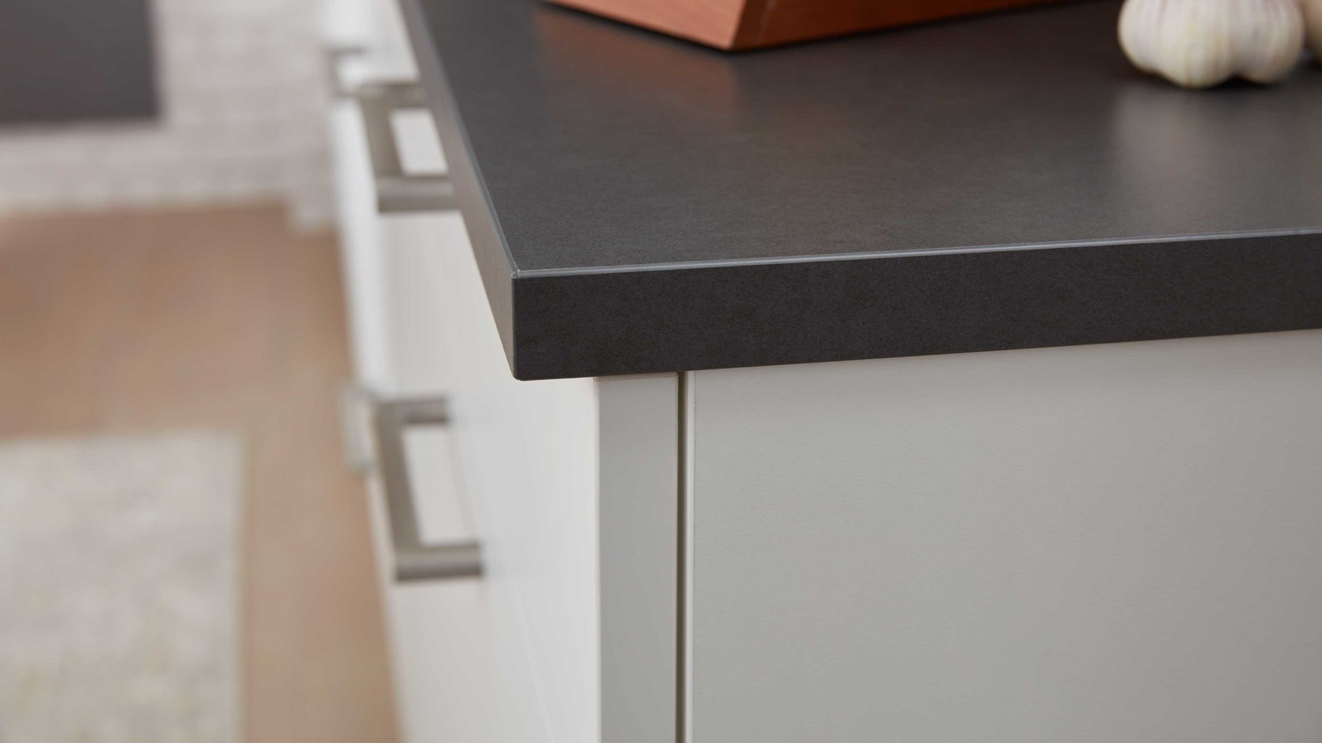 Einbauküche Interliving aus Holz in Grau Interliving Küche Serie 3019 mit AEG Einbaugeräten Weiß & Stahlgrau – zweizeilig