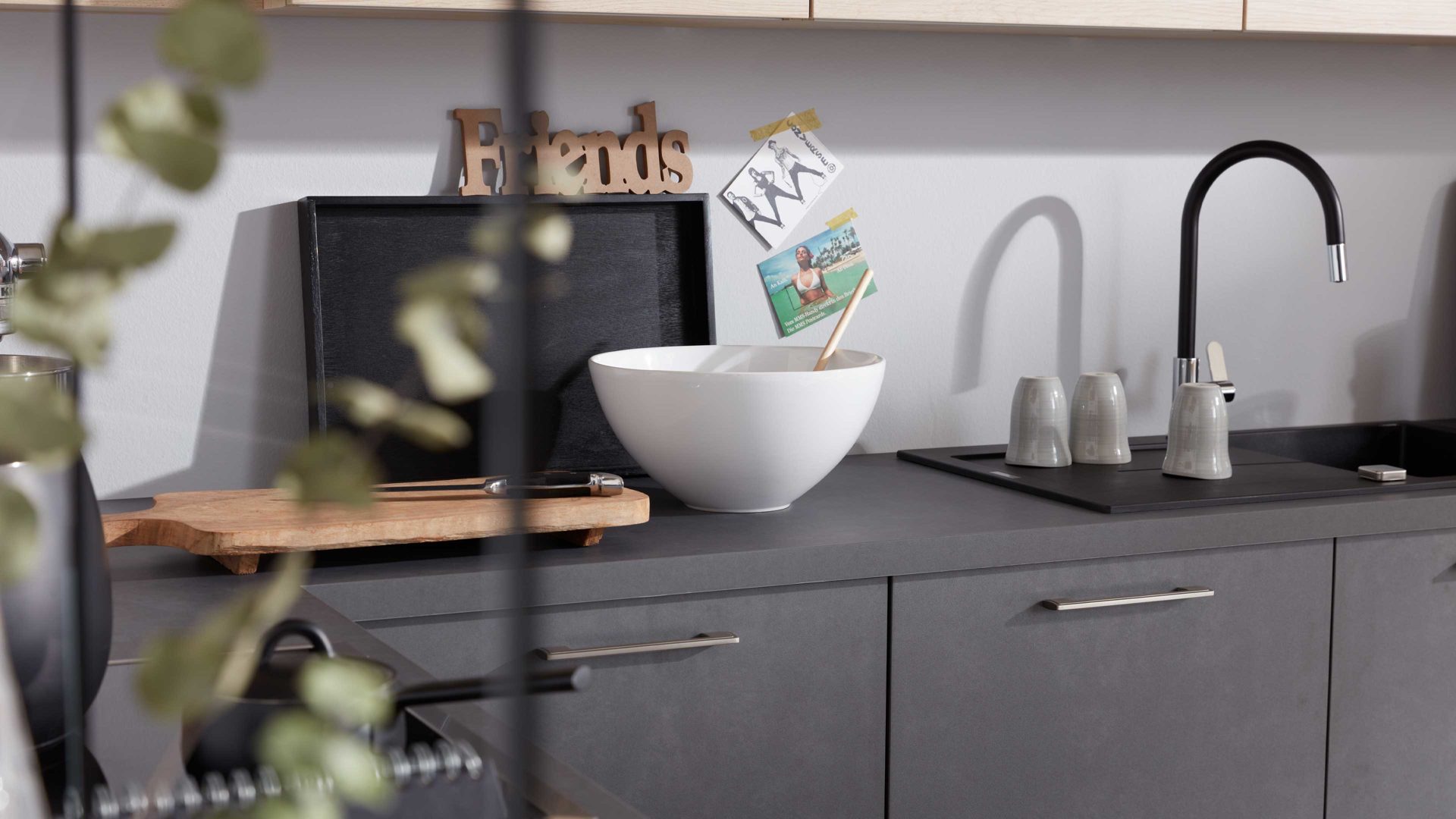 Einbauküche Interliving aus Holz in Holzfarben Interliving Küche Serie 3008 mit AEG Einbaugeräten Stahlgrau & Asteiche – zweizeilig