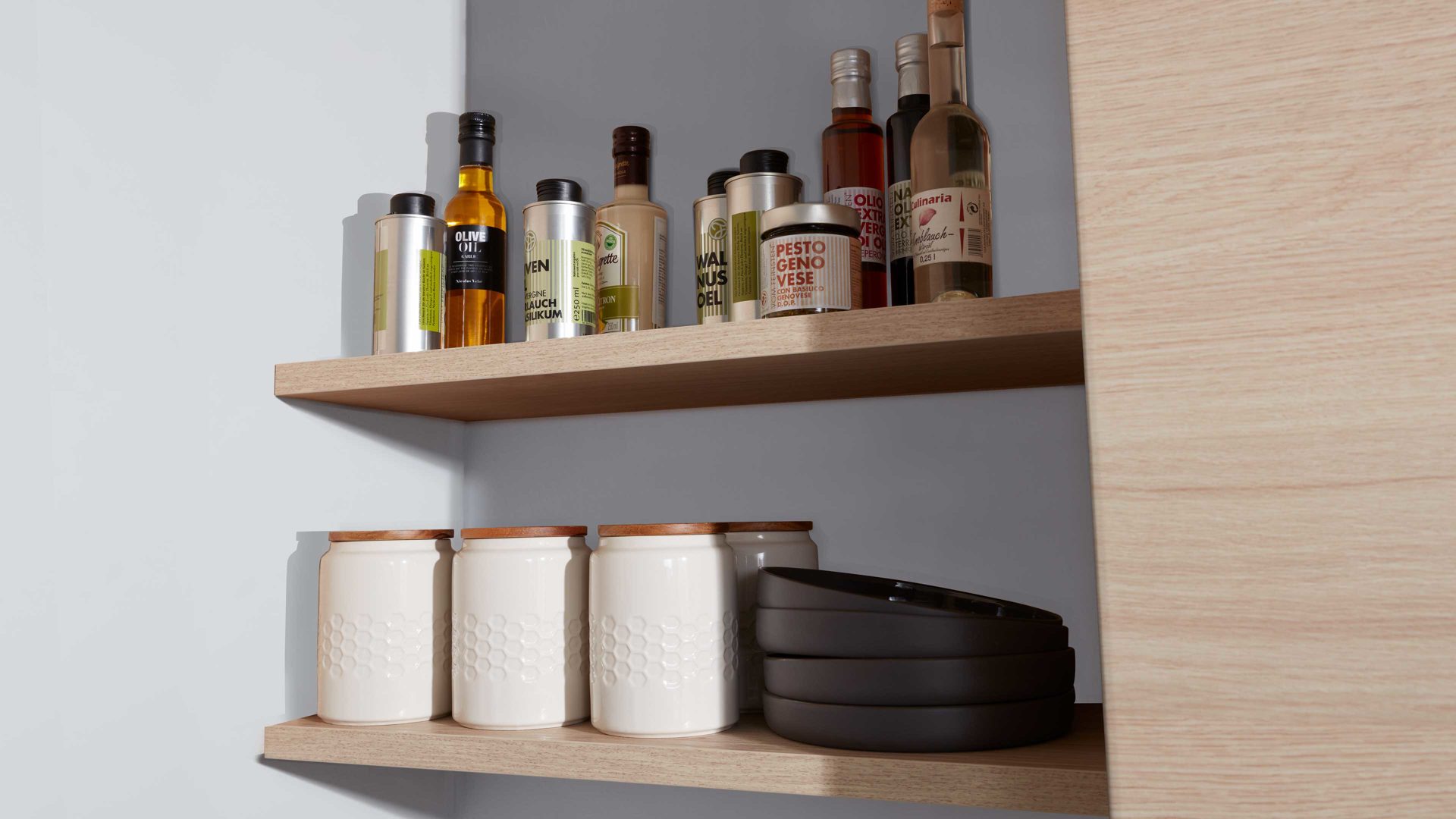 Einbauküche Interliving aus Holz in Holzfarben Interliving Küche Serie 3008 mit AEG Einbaugeräten Stahlgrau & Asteiche – zweizeilig