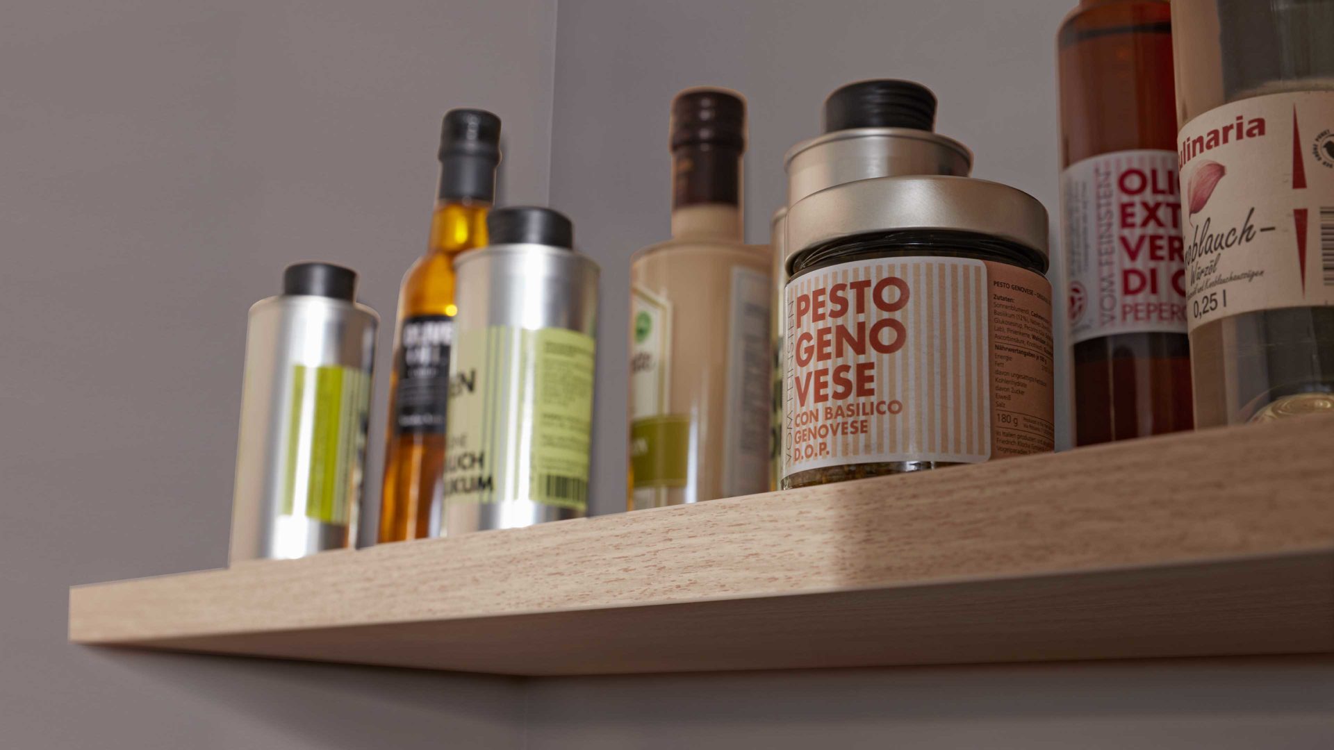 Einbauküche Interliving aus Holz in Holzfarben Interliving Küche Serie 3008 mit AEG Einbaugeräten Stahlgrau & Asteiche – zweizeilig