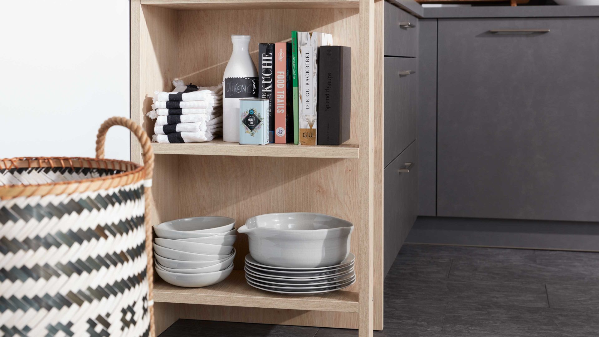 Einbauküche Interliving aus Holz in Holzfarben Interliving Küche Serie 3008 mit AEG Einbaugeräten Stahlgrau & Asteiche – zweizeilig