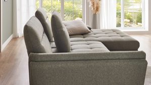 Ecksofa KAWOO aus Stoff in Dunkelgrün KAWOO Serie Dayton - Ecksofa mit Funktion olivfarbenes Flachgewebe Portofino & schwarze Metallfüße – Stellfläche ca. 295 x 192 cm