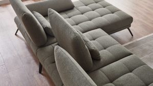 Ecksofa KAWOO aus Stoff in Dunkelgrün KAWOO Serie Dayton - Ecksofa mit Funktion olivfarbenes Flachgewebe Portofino & schwarze Metallfüße – Stellfläche ca. 295 x 192 cm