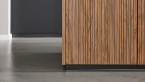 Einbauküche Interliving aus Holz in Schwarz Interliving Küche Serie 3076 mit Miele-Einbaugeräten Mattschwarz & Stripe Wood Choco - dreizeilig