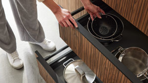 Einbauküche Interliving aus Holz in Schwarz Interliving Küche Serie 3076 mit Miele-Einbaugeräten Mattschwarz & Stripe Wood Choco - dreizeilig