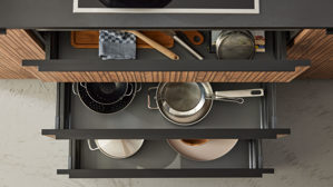 Einbauküche Interliving aus Holz in Schwarz Interliving Küche Serie 3108 mit Miele-Einbaugeräten Mattschwarz & Stripe Wood Choco - dreizeilig