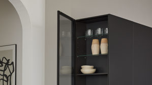 Einbauküche Interliving aus Holz in Schwarz Interliving Küche Serie 3108 mit Miele-Einbaugeräten Mattschwarz & Stripe Wood Choco - dreizeilig