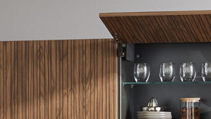 Einbauküche Interliving aus Holz in Schwarz Interliving Küche Serie 3108 mit Miele-Einbaugeräten Mattschwarz & Stripe Wood Choco - dreizeilig