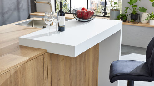 Einbauküche Interliving aus Holz in Weiß Interliving Küche Serie 3084 mit SIEMENS-Einbaugeräten Mattweiß & Eiche Ventura - zweizeilig