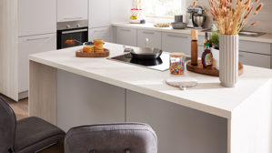 Einbauküche Interliving aus Holz in Hellgrau Interliving Küche Serie 3077 mit Constructa-Einbaugeräten Platingrau & Kiruna Birke - dreizeilig