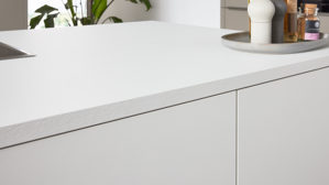 Einbauküche Interliving aus Holz in Weiß Interliving Küche Serie 3079 mit AEG Einbaugeräten Weiß & Lava - dreizeilig