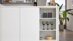 Einbauküche Interliving aus Holz in Weiß Interliving Küche Serie 3079 mit AEG Einbaugeräten Weiß & Lava - dreizeilig