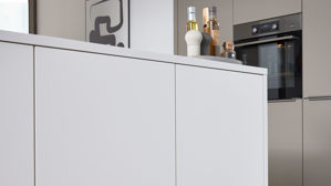 Einbauküche Interliving aus Holz in Weiß Interliving Küche Serie 3079 mit AEG Einbaugeräten Weiß & Lava - dreizeilig