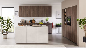 Einbauküche Interliving aus Holz in Holzfarben Interliving Küche Serie 3078 mit SIEMENS Einbaugeräten graphitsilberne Eiche & weißer Beton - dreizeilig