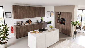 Einbauküche Interliving aus Holz in Holzfarben Interliving Küche Serie 3078 mit SIEMENS Einbaugeräten graphitsilberne Eiche & weißer Beton - dreizeilig