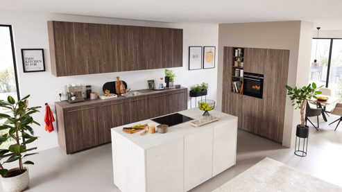 Einbauküche Interliving aus Holz in Holzfarben Interliving Küche Serie 3078 mit SIEMENS Einbaugeräten graphitsilberne Eiche & weißer Beton - dreizeilig