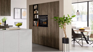 Einbauküche Interliving aus Holz in Holzfarben Interliving Küche Serie 3078 mit SIEMENS Einbaugeräten graphitsilberne Eiche & weißer Beton - dreizeilig