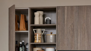 Einbauküche Interliving aus Holz in Holzfarben Interliving Küche Serie 3078 mit SIEMENS Einbaugeräten graphitsilberne Eiche & weißer Beton - dreizeilig