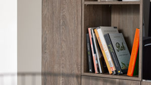 Einbauküche Interliving aus Holz in Holzfarben Interliving Küche Serie 3078 mit SIEMENS Einbaugeräten graphitsilberne Eiche & weißer Beton - dreizeilig